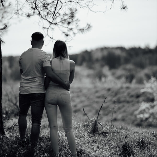 Zachwycająca sesja narzeczeńska na Śląsku, uchwycona w złotych promieniach zachodzącego słońca. Ta romantyczna chwila, pełna ciepła i bliskości, idealnie oddaje głębię uczuć między zakochanymi. Odkryj piękno Śląska jako tło dla swojej wyjątkowej historii miłosnej. #Narzeczeni #ZachódSłońca #SesjaZdjęciowa #Śląsk" Dobry fotograf na śląsku