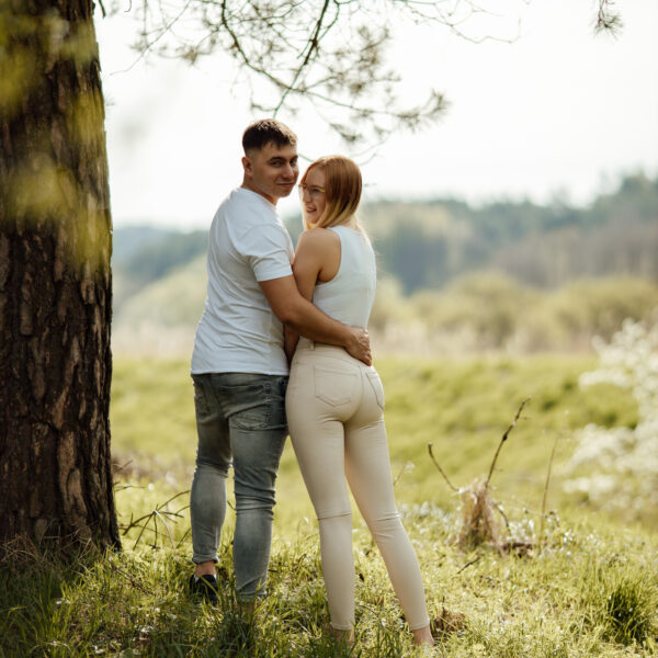 Zachwycająca sesja narzeczeńska na Śląsku, uchwycona w złotych promieniach zachodzącego słońca. Ta romantyczna chwila, pełna ciepła i bliskości, idealnie oddaje głębię uczuć między zakochanymi. Odkryj piękno Śląska jako tło dla swojej wyjątkowej historii miłosnej. #Narzeczeni #ZachódSłońca #SesjaZdjęciowa #Śląsk" Dobry fotograf na śląsku