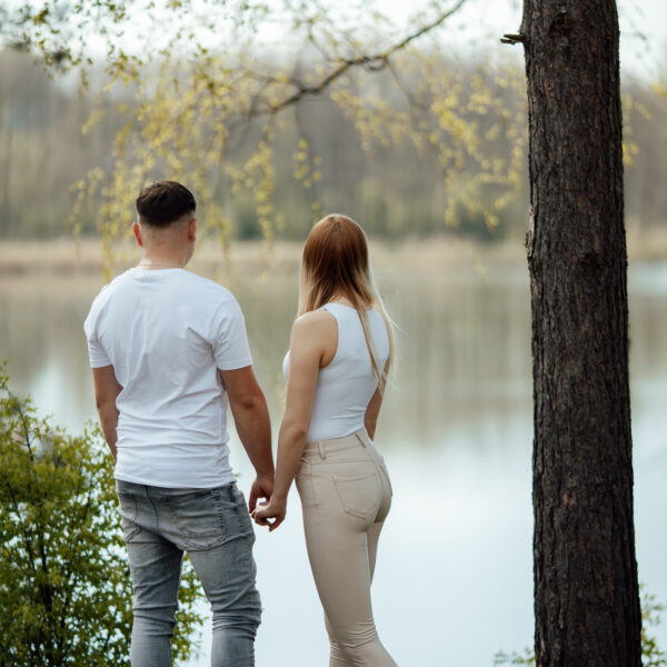 Zachwycająca sesja narzeczeńska na Śląsku, uchwycona w złotych promieniach zachodzącego słońca. Ta romantyczna chwila, pełna ciepła i bliskości, idealnie oddaje głębię uczuć między zakochanymi. Odkryj piękno Śląska jako tło dla swojej wyjątkowej historii miłosnej. #Narzeczeni #ZachódSłońca #SesjaZdjęciowa #Śląsk" Dobry fotograf na śląsku
