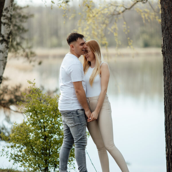 Zachwycająca sesja narzeczeńska na Śląsku, uchwycona w złotych promieniach zachodzącego słońca. Ta romantyczna chwila, pełna ciepła i bliskości, idealnie oddaje głębię uczuć między zakochanymi. Odkryj piękno Śląska jako tło dla swojej wyjątkowej historii miłosnej. #Narzeczeni #ZachódSłońca #SesjaZdjęciowa #Śląsk" Dobry fotograf na śląsku