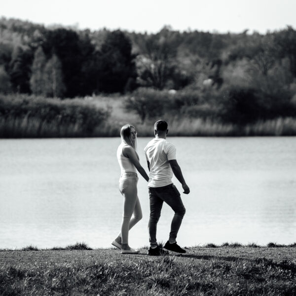 Zachwycająca sesja narzeczeńska na Śląsku, uchwycona w złotych promieniach zachodzącego słońca. Ta romantyczna chwila, pełna ciepła i bliskości, idealnie oddaje głębię uczuć między zakochanymi. Odkryj piękno Śląska jako tło dla swojej wyjątkowej historii miłosnej. #Narzeczeni #ZachódSłońca #SesjaZdjęciowa #Śląsk" Dobry fotograf na śląsku