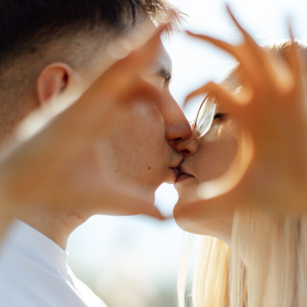 Zachwycająca sesja narzeczeńska na Śląsku, uchwycona w złotych promieniach zachodzącego słońca. Ta romantyczna chwila, pełna ciepła i bliskości, idealnie oddaje głębię uczuć między zakochanymi. Odkryj piękno Śląska jako tło dla swojej wyjątkowej historii miłosnej. #Narzeczeni #ZachódSłońca #SesjaZdjęciowa #Śląsk" Dobry fotograf na śląsku