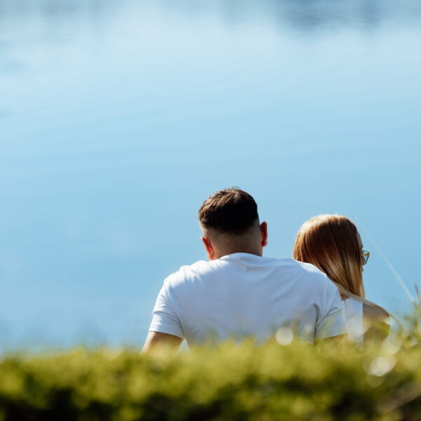 Zachwycająca sesja narzeczeńska na Śląsku, uchwycona w złotych promieniach zachodzącego słońca. Ta romantyczna chwila, pełna ciepła i bliskości, idealnie oddaje głębię uczuć między zakochanymi. Odkryj piękno Śląska jako tło dla swojej wyjątkowej historii miłosnej. #Narzeczeni #ZachódSłońca #SesjaZdjęciowa #Śląsk" Dobry fotograf na śląsku