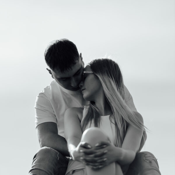 Zachwycająca sesja narzeczeńska na Śląsku, uchwycona w złotych promieniach zachodzącego słońca. Ta romantyczna chwila, pełna ciepła i bliskości, idealnie oddaje głębię uczuć między zakochanymi. Odkryj piękno Śląska jako tło dla swojej wyjątkowej historii miłosnej. #Narzeczeni #ZachódSłońca #SesjaZdjęciowa #Śląsk" Dobry fotograf na śląsku