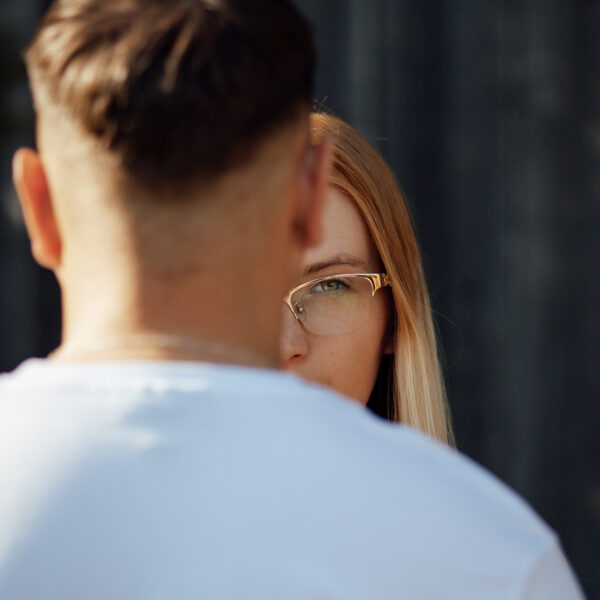 Zachwycająca sesja narzeczeńska na Śląsku, uchwycona w złotych promieniach zachodzącego słońca. Ta romantyczna chwila, pełna ciepła i bliskości, idealnie oddaje głębię uczuć między zakochanymi. Odkryj piękno Śląska jako tło dla swojej wyjątkowej historii miłosnej. #Narzeczeni #ZachódSłońca #SesjaZdjęciowa #Śląsk" Dobry fotograf na śląsku