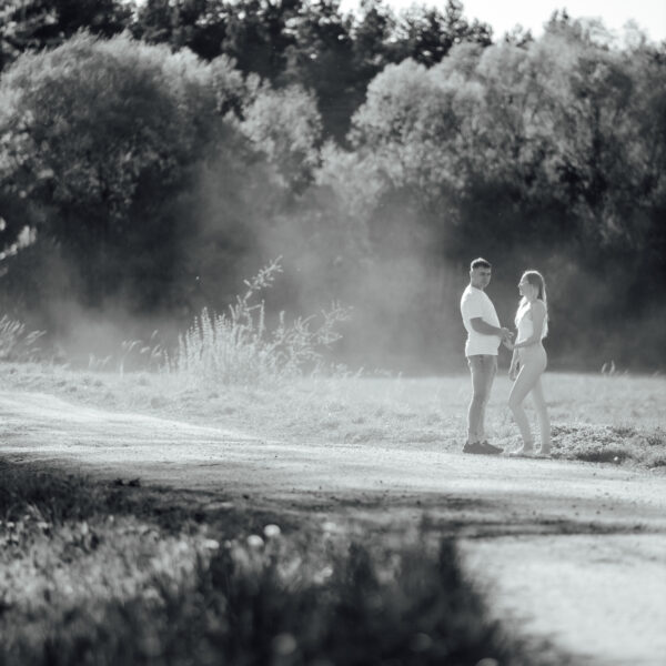 Zachwycająca sesja narzeczeńska na Śląsku, uchwycona w złotych promieniach zachodzącego słońca. Ta romantyczna chwila, pełna ciepła i bliskości, idealnie oddaje głębię uczuć między zakochanymi. Odkryj piękno Śląska jako tło dla swojej wyjątkowej historii miłosnej. #Narzeczeni #ZachódSłońca #SesjaZdjęciowa #Śląsk" Dobry fotograf na śląsku