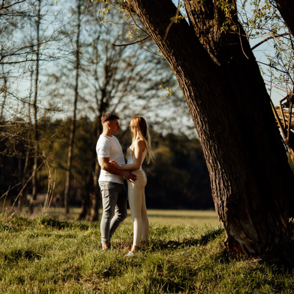 Zachwycająca sesja narzeczeńska na Śląsku, uchwycona w złotych promieniach zachodzącego słońca. Ta romantyczna chwila, pełna ciepła i bliskości, idealnie oddaje głębię uczuć między zakochanymi. Odkryj piękno Śląska jako tło dla swojej wyjątkowej historii miłosnej. #Narzeczeni #ZachódSłońca #SesjaZdjęciowa #Śląsk" Dobry fotograf na śląsku