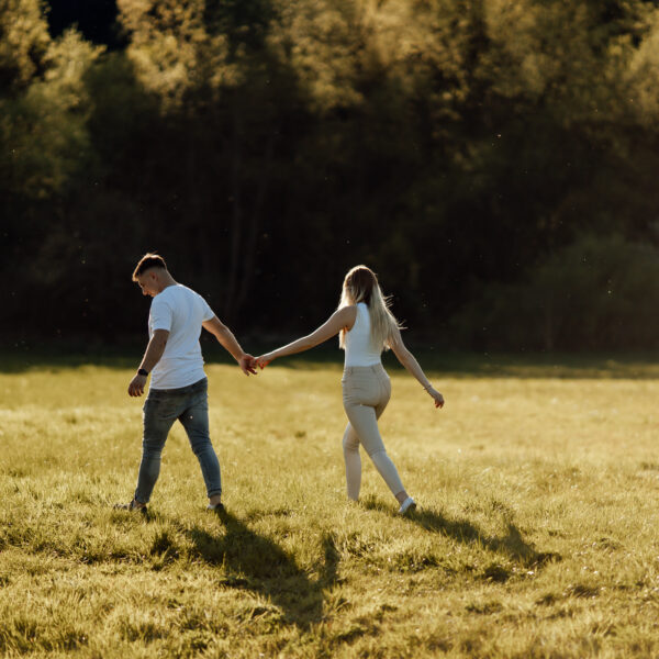 Zachwycająca sesja narzeczeńska na Śląsku, uchwycona w złotych promieniach zachodzącego słońca. Ta romantyczna chwila, pełna ciepła i bliskości, idealnie oddaje głębię uczuć między zakochanymi. Odkryj piękno Śląska jako tło dla swojej wyjątkowej historii miłosnej. #Narzeczeni #ZachódSłońca #SesjaZdjęciowa #Śląsk" Dobry fotograf na śląsku