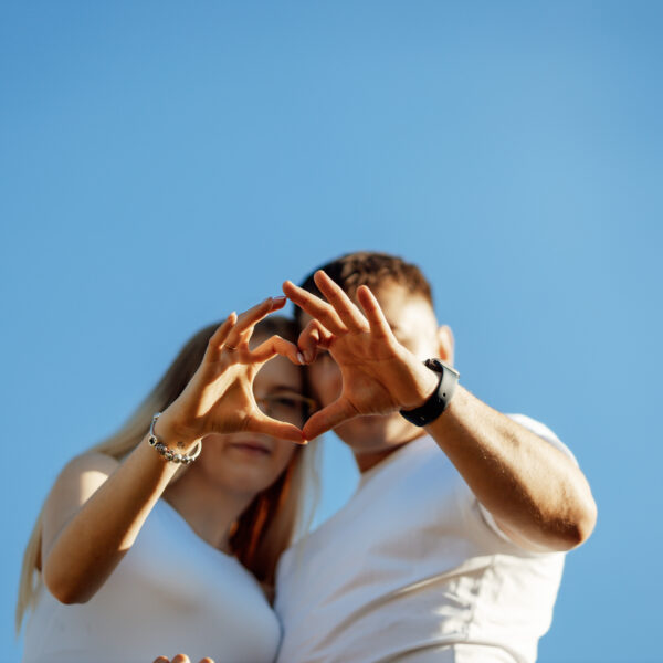 Zachwycająca sesja narzeczeńska na Śląsku, uchwycona w złotych promieniach zachodzącego słońca. Ta romantyczna chwila, pełna ciepła i bliskości, idealnie oddaje głębię uczuć między zakochanymi. Odkryj piękno Śląska jako tło dla swojej wyjątkowej historii miłosnej. #Narzeczeni #ZachódSłońca #SesjaZdjęciowa #Śląsk" Dobry fotograf na śląsku