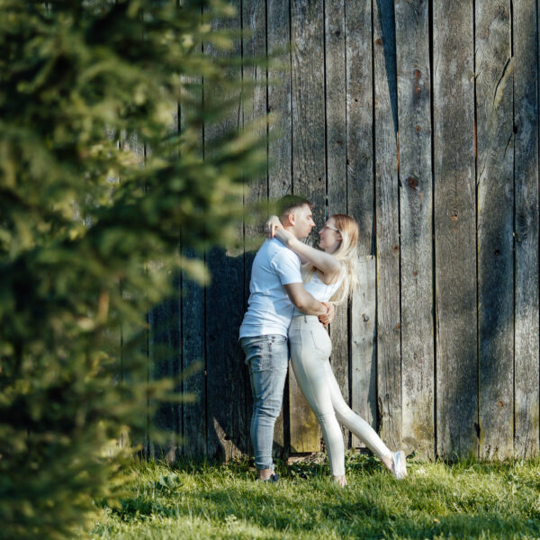 Zachwycająca sesja narzeczeńska na Śląsku, uchwycona w złotych promieniach zachodzącego słońca. Ta romantyczna chwila, pełna ciepła i bliskości, idealnie oddaje głębię uczuć między zakochanymi. Odkryj piękno Śląska jako tło dla swojej wyjątkowej historii miłosnej. #Narzeczeni #ZachódSłońca #SesjaZdjęciowa #Śląsk" Dobry fotograf na śląsku