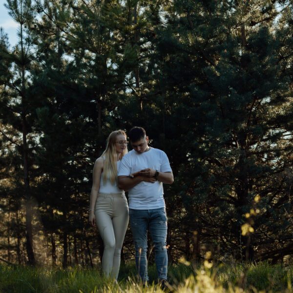 Zachwycająca sesja narzeczeńska na Śląsku, uchwycona w złotych promieniach zachodzącego słońca. Ta romantyczna chwila, pełna ciepła i bliskości, idealnie oddaje głębię uczuć między zakochanymi. Odkryj piękno Śląska jako tło dla swojej wyjątkowej historii miłosnej. #Narzeczeni #ZachódSłońca #SesjaZdjęciowa #Śląsk" Dobry fotograf na śląsku