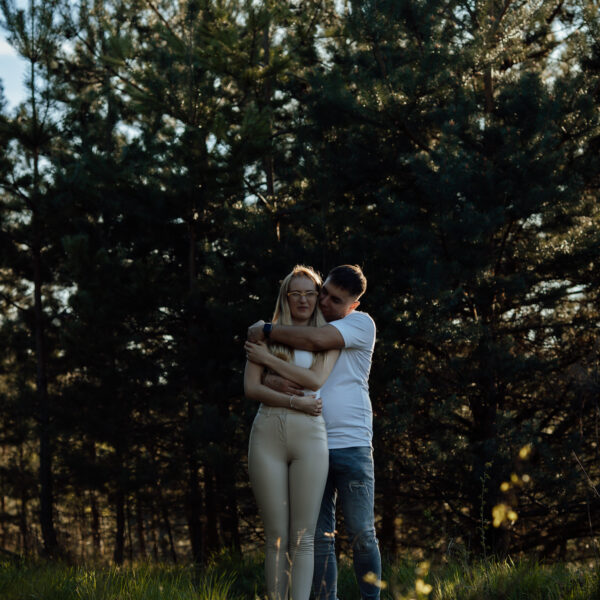 Zachwycająca sesja narzeczeńska na Śląsku, uchwycona w złotych promieniach zachodzącego słońca. Ta romantyczna chwila, pełna ciepła i bliskości, idealnie oddaje głębię uczuć między zakochanymi. Odkryj piękno Śląska jako tło dla swojej wyjątkowej historii miłosnej. #Narzeczeni #ZachódSłońca #SesjaZdjęciowa #Śląsk" Dobry fotograf na śląsku