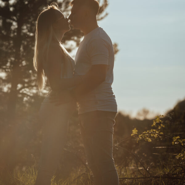 Zachwycająca sesja narzeczeńska na Śląsku, uchwycona w złotych promieniach zachodzącego słońca. Ta romantyczna chwila, pełna ciepła i bliskości, idealnie oddaje głębię uczuć między zakochanymi. Odkryj piękno Śląska jako tło dla swojej wyjątkowej historii miłosnej. #Narzeczeni #ZachódSłońca #SesjaZdjęciowa #Śląsk" Dobry fotograf na śląsku