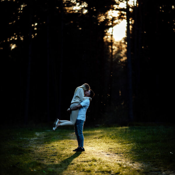 Zachwycająca sesja narzeczeńska na Śląsku, uchwycona w złotych promieniach zachodzącego słońca. Ta romantyczna chwila, pełna ciepła i bliskości, idealnie oddaje głębię uczuć między zakochanymi. Odkryj piękno Śląska jako tło dla swojej wyjątkowej historii miłosnej. #Narzeczeni #ZachódSłońca #SesjaZdjęciowa #Śląsk" Dobry fotograf na śląsku