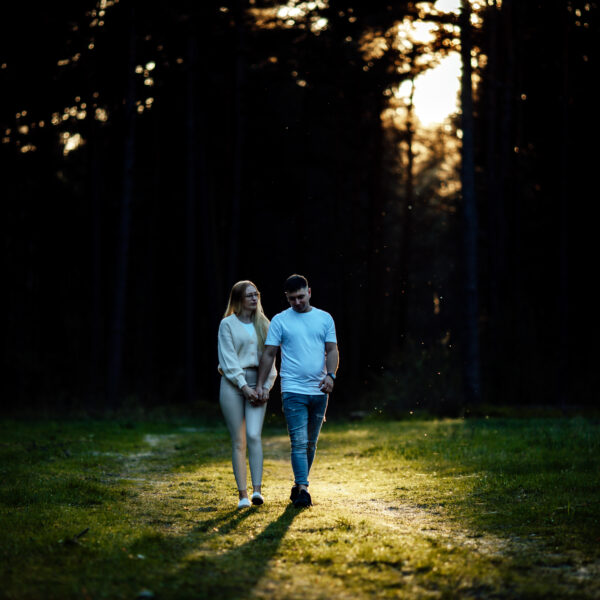 Zachwycająca sesja narzeczeńska na Śląsku, uchwycona w złotych promieniach zachodzącego słońca. Ta romantyczna chwila, pełna ciepła i bliskości, idealnie oddaje głębię uczuć między zakochanymi. Odkryj piękno Śląska jako tło dla swojej wyjątkowej historii miłosnej. #Narzeczeni #ZachódSłońca #SesjaZdjęciowa #Śląsk" Dobry fotograf na śląsku