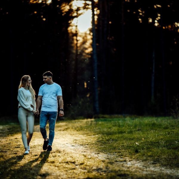 Zachwycająca sesja narzeczeńska na Śląsku, uchwycona w złotych promieniach zachodzącego słońca. Ta romantyczna chwila, pełna ciepła i bliskości, idealnie oddaje głębię uczuć między zakochanymi. Odkryj piękno Śląska jako tło dla swojej wyjątkowej historii miłosnej. #Narzeczeni #ZachódSłońca #SesjaZdjęciowa #Śląsk" Dobry fotograf na śląsku