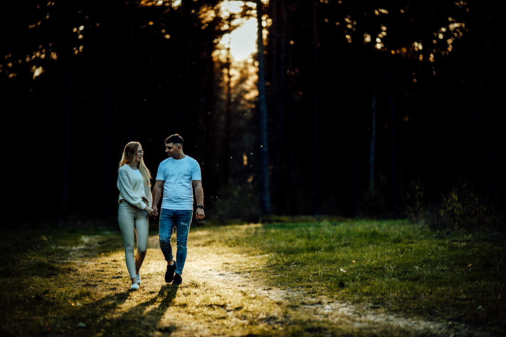 Jako fotograf ślubny z Małopolski, specjalizuję się w tworzeniu niezapomnianych wspomnień dla par z Krakowa, Katowic, Częstochowy, Zakopanego i innych pięknych miejsc w Polsce.