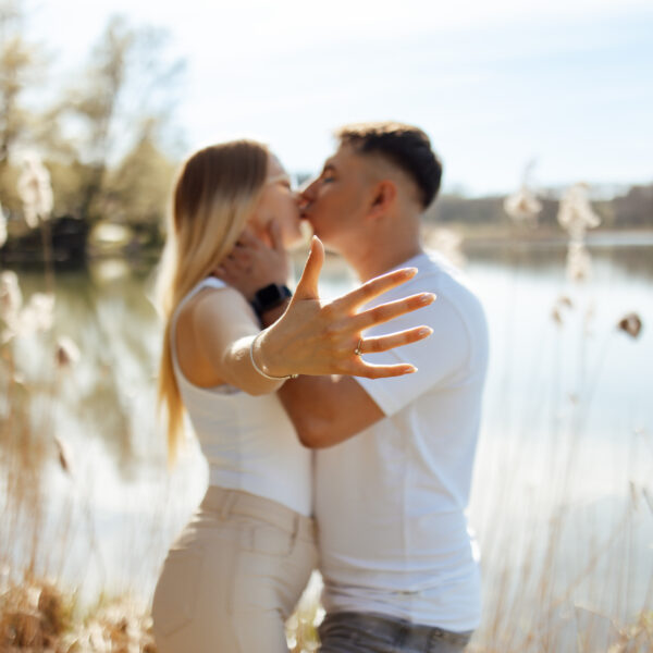 Zachwycająca sesja narzeczeńska na Śląsku, uchwycona w złotych promieniach zachodzącego słońca. Ta romantyczna chwila, pełna ciepła i bliskości, idealnie oddaje głębię uczuć między zakochanymi. Odkryj piękno Śląska jako tło dla swojej wyjątkowej historii miłosnej. #Narzeczeni #ZachódSłońca #SesjaZdjęciowa #Śląsk" Dobry fotograf na śląsku