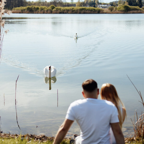 Zachwycająca sesja narzeczeńska na Śląsku, uchwycona w złotych promieniach zachodzącego słońca. Ta romantyczna chwila, pełna ciepła i bliskości, idealnie oddaje głębię uczuć między zakochanymi. Odkryj piękno Śląska jako tło dla swojej wyjątkowej historii miłosnej. #Narzeczeni #ZachódSłońca #SesjaZdjęciowa #Śląsk" Dobry fotograf na śląsku