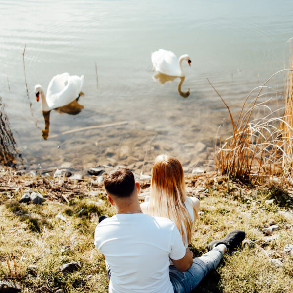 Zachwycająca sesja narzeczeńska na Śląsku, uchwycona w złotych promieniach zachodzącego słońca. Ta romantyczna chwila, pełna ciepła i bliskości, idealnie oddaje głębię uczuć między zakochanymi. Odkryj piękno Śląska jako tło dla swojej wyjątkowej historii miłosnej. #Narzeczeni #ZachódSłońca #SesjaZdjęciowa #Śląsk" Dobry fotograf na śląsku
