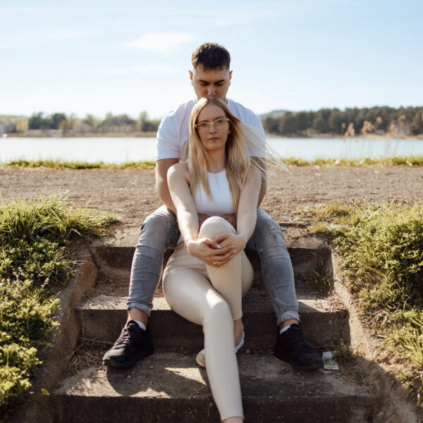 Zachwycająca sesja narzeczeńska na Śląsku, uchwycona w złotych promieniach zachodzącego słońca. Ta romantyczna chwila, pełna ciepła i bliskości, idealnie oddaje głębię uczuć między zakochanymi. Odkryj piękno Śląska jako tło dla swojej wyjątkowej historii miłosnej. #Narzeczeni #ZachódSłońca #SesjaZdjęciowa #Śląsk" Dobry fotograf na śląsku