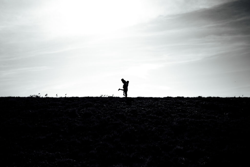 Zachwycająca sesja narzeczeńska na Śląsku, uchwycona w złotych promieniach zachodzącego słońca. Ta romantyczna chwila, pełna ciepła i bliskości, idealnie oddaje głębię uczuć między zakochanymi. Odkryj piękno Śląska jako tło dla swojej wyjątkowej historii miłosnej. #Narzeczeni #ZachódSłońca #SesjaZdjęciowa #Śląsk" Dobry fotograf na śląsku