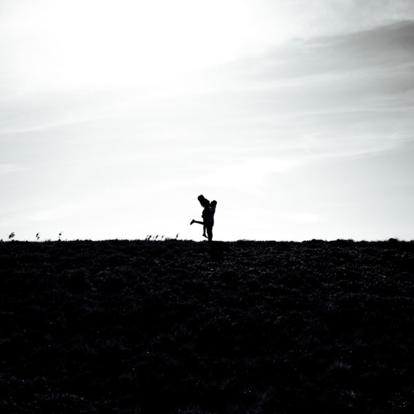 Zachwycająca sesja narzeczeńska na Śląsku, uchwycona w złotych promieniach zachodzącego słońca. Ta romantyczna chwila, pełna ciepła i bliskości, idealnie oddaje głębię uczuć między zakochanymi. Odkryj piękno Śląska jako tło dla swojej wyjątkowej historii miłosnej. #Narzeczeni #ZachódSłońca #SesjaZdjęciowa #Śląsk" Dobry fotograf na śląsku