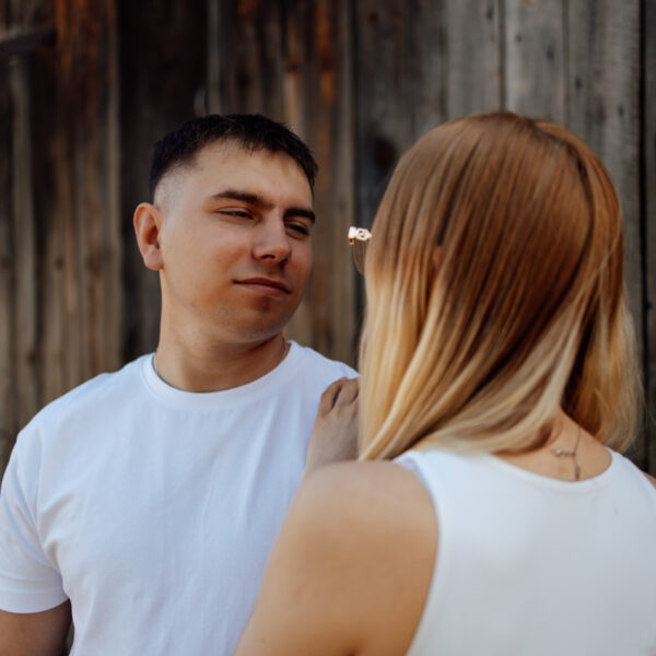 Zachwycająca sesja narzeczeńska na Śląsku, uchwycona w złotych promieniach zachodzącego słońca. Ta romantyczna chwila, pełna ciepła i bliskości, idealnie oddaje głębię uczuć między zakochanymi. Odkryj piękno Śląska jako tło dla swojej wyjątkowej historii miłosnej. #Narzeczeni #ZachódSłońca #SesjaZdjęciowa #Śląsk" Dobry fotograf na śląsku