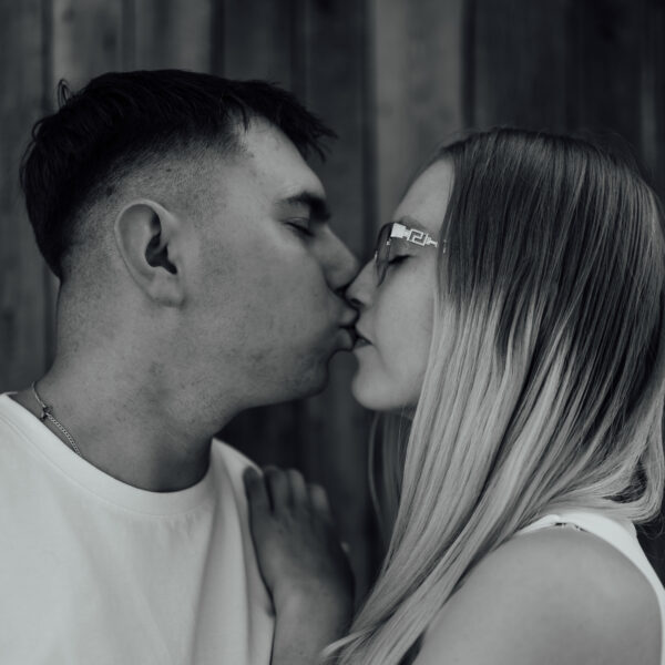 Zachwycająca sesja narzeczeńska na Śląsku, uchwycona w złotych promieniach zachodzącego słońca. Ta romantyczna chwila, pełna ciepła i bliskości, idealnie oddaje głębię uczuć między zakochanymi. Odkryj piękno Śląska jako tło dla swojej wyjątkowej historii miłosnej. #Narzeczeni #ZachódSłońca #SesjaZdjęciowa #Śląsk" Dobry fotograf na śląsku