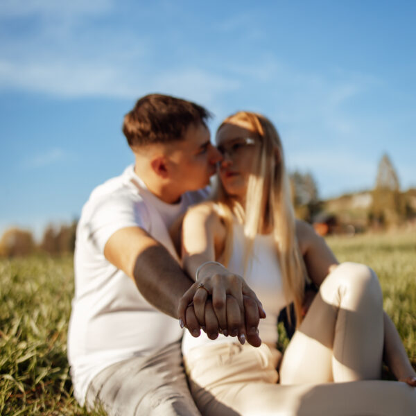 Zachwycająca sesja narzeczeńska na Śląsku, uchwycona w złotych promieniach zachodzącego słońca. Ta romantyczna chwila, pełna ciepła i bliskości, idealnie oddaje głębię uczuć między zakochanymi. Odkryj piękno Śląska jako tło dla swojej wyjątkowej historii miłosnej. #Narzeczeni #ZachódSłońca #SesjaZdjęciowa #Śląsk" Dobry fotograf na śląsku