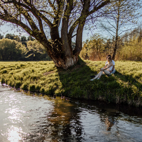 Zachwycająca sesja narzeczeńska na Śląsku, uchwycona w złotych promieniach zachodzącego słońca. Ta romantyczna chwila, pełna ciepła i bliskości, idealnie oddaje głębię uczuć między zakochanymi. Odkryj piękno Śląska jako tło dla swojej wyjątkowej historii miłosnej. #Narzeczeni #ZachódSłońca #SesjaZdjęciowa #Śląsk" Dobry fotograf na śląsku