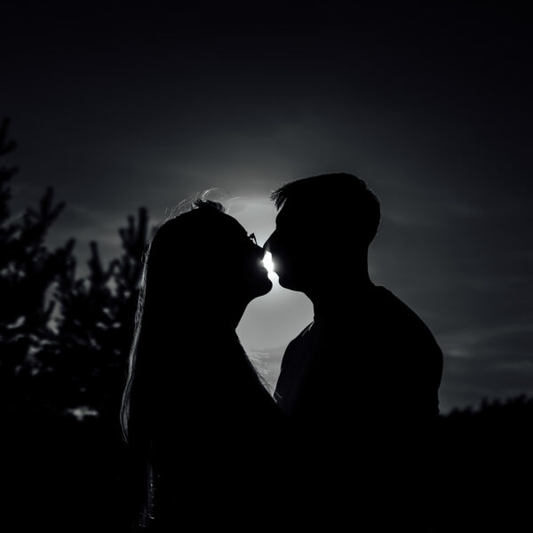 Zachwycająca sesja narzeczeńska na Śląsku, uchwycona w złotych promieniach zachodzącego słońca. Ta romantyczna chwila, pełna ciepła i bliskości, idealnie oddaje głębię uczuć między zakochanymi. Odkryj piękno Śląska jako tło dla swojej wyjątkowej historii miłosnej. #Narzeczeni #ZachódSłońca #SesjaZdjęciowa #Śląsk" Dobry fotograf na śląsku