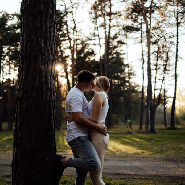 Zachwycająca sesja narzeczeńska na Śląsku, uchwycona w złotych promieniach zachodzącego słońca. Ta romantyczna chwila, pełna ciepła i bliskości, idealnie oddaje głębię uczuć między zakochanymi. Odkryj piękno Śląska jako tło dla swojej wyjątkowej historii miłosnej. #Narzeczeni #ZachódSłońca #SesjaZdjęciowa #Śląsk" Dobry fotograf na śląsku