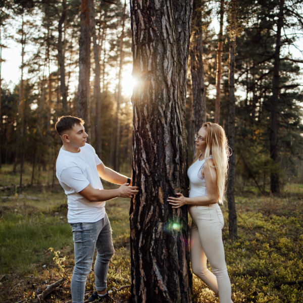 Zachwycająca sesja narzeczeńska na Śląsku, uchwycona w złotych promieniach zachodzącego słońca. Ta romantyczna chwila, pełna ciepła i bliskości, idealnie oddaje głębię uczuć między zakochanymi. Odkryj piękno Śląska jako tło dla swojej wyjątkowej historii miłosnej. #Narzeczeni #ZachódSłońca #SesjaZdjęciowa #Śląsk" Dobry fotograf na śląsku