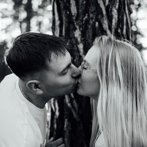 Zachwycająca sesja narzeczeńska na Śląsku, uchwycona w złotych promieniach zachodzącego słońca. Ta romantyczna chwila, pełna ciepła i bliskości, idealnie oddaje głębię uczuć między zakochanymi. Odkryj piękno Śląska jako tło dla swojej wyjątkowej historii miłosnej. #Narzeczeni #ZachódSłońca #SesjaZdjęciowa #Śląsk" Dobry fotograf na śląsku