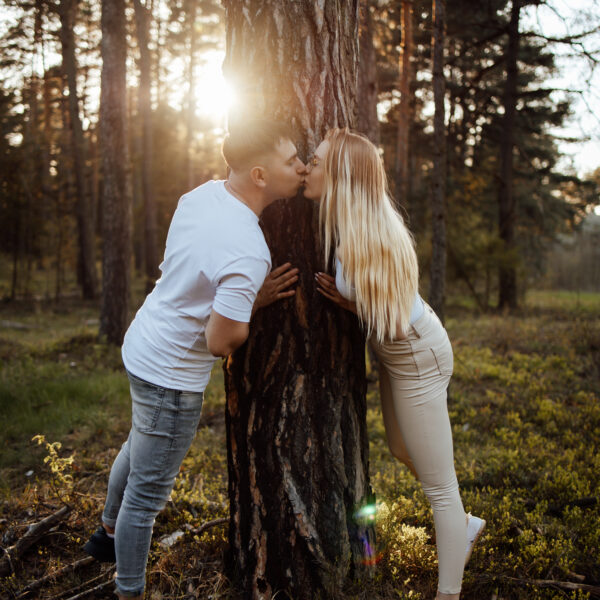 Zachwycająca sesja narzeczeńska na Śląsku, uchwycona w złotych promieniach zachodzącego słońca. Ta romantyczna chwila, pełna ciepła i bliskości, idealnie oddaje głębię uczuć między zakochanymi. Odkryj piękno Śląska jako tło dla swojej wyjątkowej historii miłosnej. #Narzeczeni #ZachódSłońca #SesjaZdjęciowa #Śląsk" Dobry fotograf na śląsku