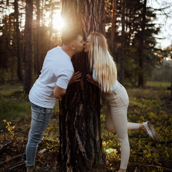 Zachwycająca sesja narzeczeńska na Śląsku, uchwycona w złotych promieniach zachodzącego słońca. Ta romantyczna chwila, pełna ciepła i bliskości, idealnie oddaje głębię uczuć między zakochanymi. Odkryj piękno Śląska jako tło dla swojej wyjątkowej historii miłosnej. #Narzeczeni #ZachódSłońca #SesjaZdjęciowa #Śląsk" Dobry fotograf na śląsku