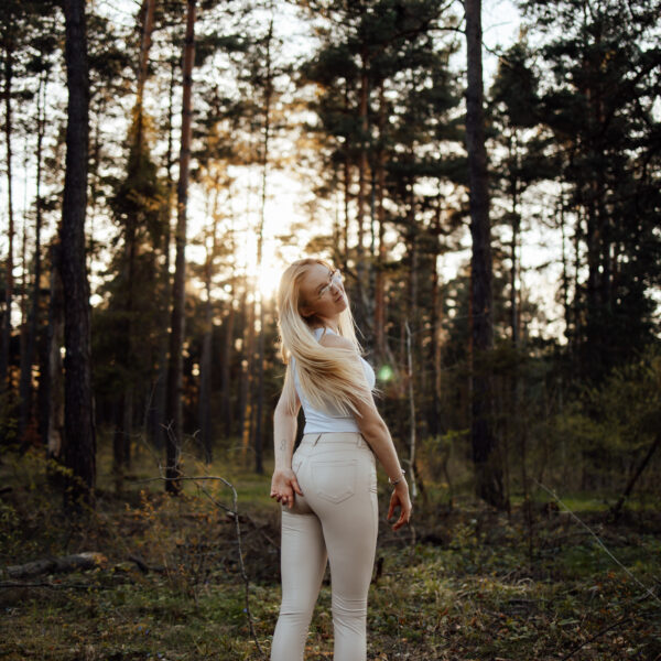 Zachwycająca sesja narzeczeńska na Śląsku, uchwycona w złotych promieniach zachodzącego słońca. Ta romantyczna chwila, pełna ciepła i bliskości, idealnie oddaje głębię uczuć między zakochanymi. Odkryj piękno Śląska jako tło dla swojej wyjątkowej historii miłosnej. #Narzeczeni #ZachódSłońca #SesjaZdjęciowa #Śląsk" Dobry fotograf na śląsku