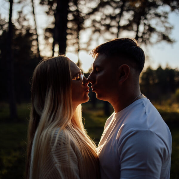 Zachwycająca sesja narzeczeńska na Śląsku, uchwycona w złotych promieniach zachodzącego słońca. Ta romantyczna chwila, pełna ciepła i bliskości, idealnie oddaje głębię uczuć między zakochanymi. Odkryj piękno Śląska jako tło dla swojej wyjątkowej historii miłosnej. #Narzeczeni #ZachódSłońca #SesjaZdjęciowa #Śląsk" Dobry fotograf na śląsku