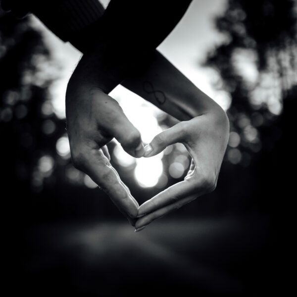 Zachwycająca sesja narzeczeńska na Śląsku, uchwycona w złotych promieniach zachodzącego słońca. Ta romantyczna chwila, pełna ciepła i bliskości, idealnie oddaje głębię uczuć między zakochanymi. Odkryj piękno Śląska jako tło dla swojej wyjątkowej historii miłosnej. #Narzeczeni #ZachódSłońca #SesjaZdjęciowa #Śląsk" Dobry fotograf na śląsku