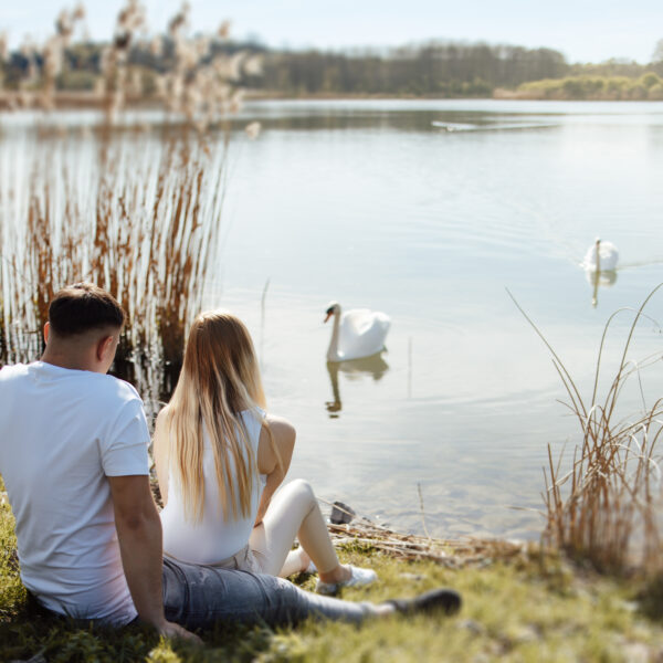 Zachwycająca sesja narzeczeńska na Śląsku, uchwycona w złotych promieniach zachodzącego słońca. Ta romantyczna chwila, pełna ciepła i bliskości, idealnie oddaje głębię uczuć między zakochanymi. Odkryj piękno Śląska jako tło dla swojej wyjątkowej historii miłosnej. #Narzeczeni #ZachódSłońca #SesjaZdjęciowa #Śląsk" Dobry fotograf na śląsku