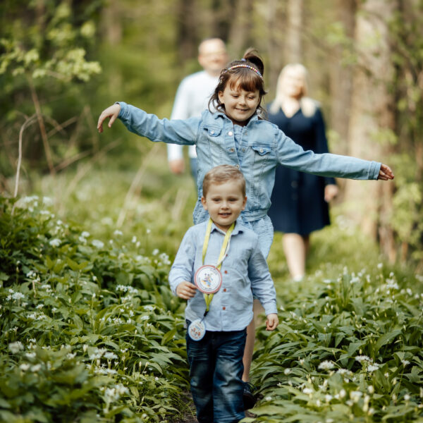 Plenerowa sesja rodzinna. Fotograf na wesele Śląsk. Fotograf województwo śląskie. Fotograf na chrzest Śląsk. Katowice. Dąbrowa Górnicza. Zawiercie. Kraków.