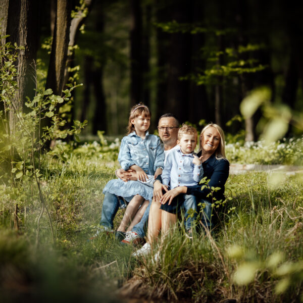 Plenerowa sesja rodzinna. Fotograf na wesele Śląsk. Fotograf województwo śląskie. Fotograf na chrzest Śląsk. Katowice. Dąbrowa Górnicza. Zawiercie. Kraków.