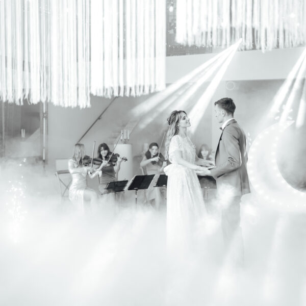 Odkryj magię niezapomnianego reportażu ślubnego w Villa Love w Krakowie. Profesjonalny fotograf na ślub i wesele uchwyci każdy emocjonujący moment Waszej uroczystości. #ŚlubMałopolska #FotografŚląsk #VillaLoveKraków